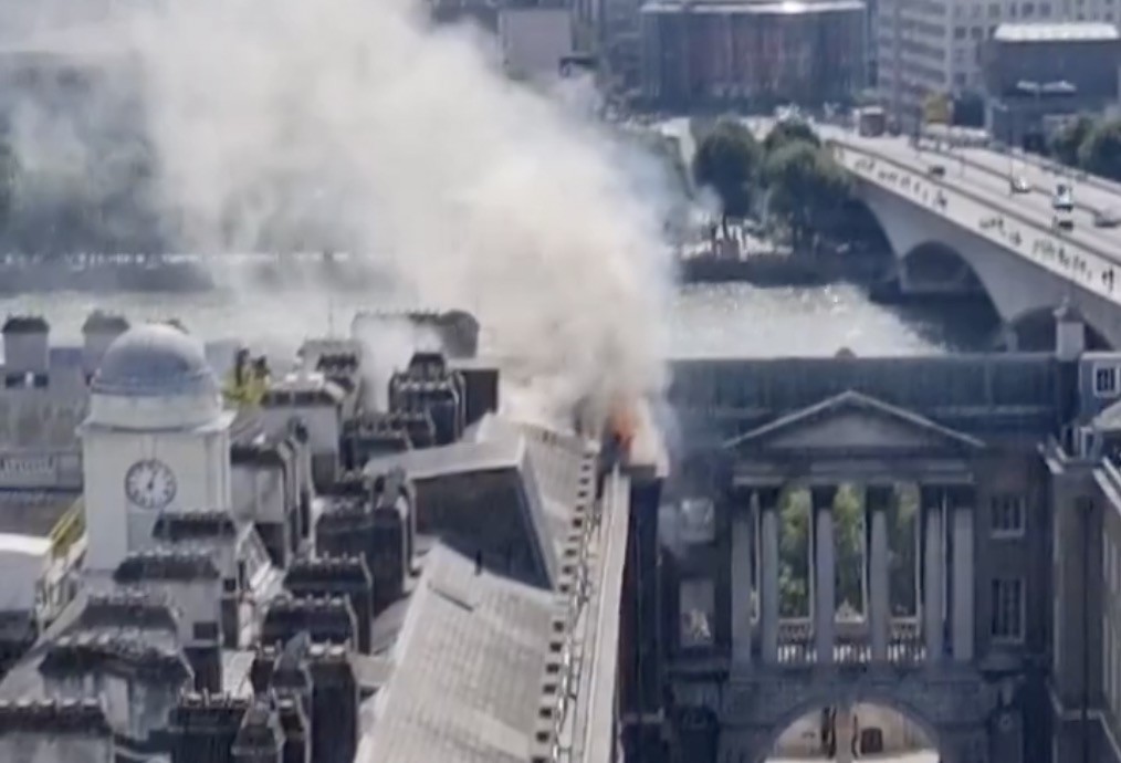 Φωτιά στο Somerset House του Λονδίνου – 100 πυροσβέστες στη μάχη με τις φλόγες